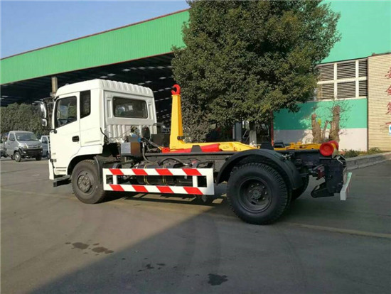 东风145（8-10方）勾臂垃圾车