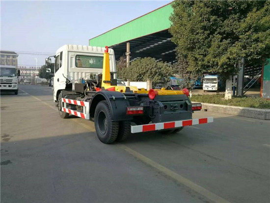 东风145（8-10方）勾臂垃圾车