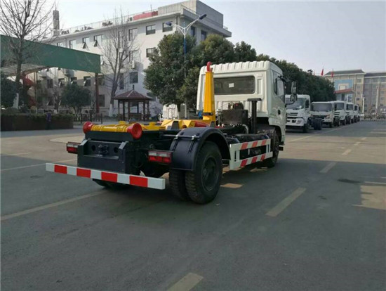 东风145（8-10方）勾臂垃圾车