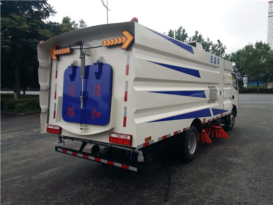 东风多利卡扫路车