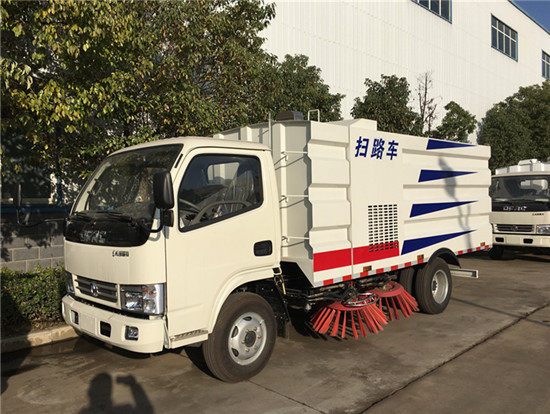 东风福瑞卡扫路车