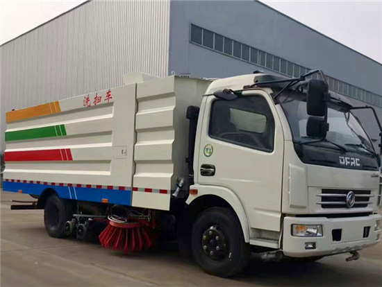 东风多利卡8方洗扫车