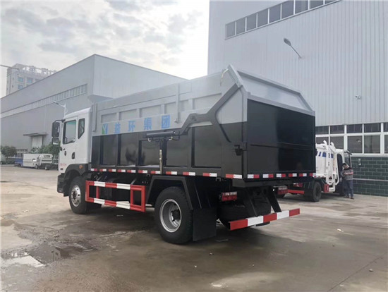 东风D9对接自卸翼展式垃圾车