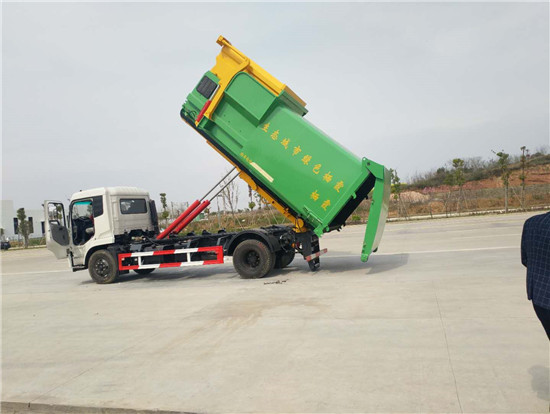 东风天锦勾臂压缩垃圾车