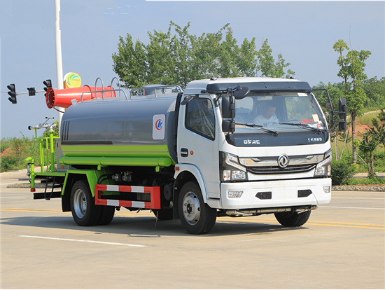 国六大多利卡喷洒车