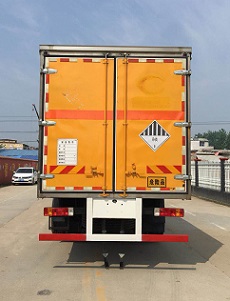 程力威牌CLW5320XZWC5型杂项危险物品厢式运输车