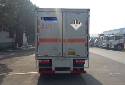 程力威牌CLW5074XZW5型杂项危险物品厢式运输车