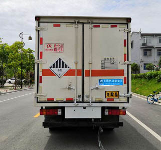 程力威牌CLW5040XZWC6型杂项危险物品厢式运输车