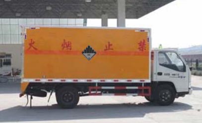 程力威牌CLW5061XZWJ5型杂项危险物品厢式运输车