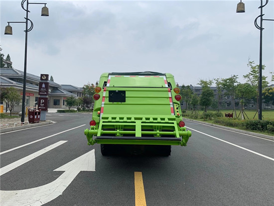 东风多利卡高端压缩式垃圾车