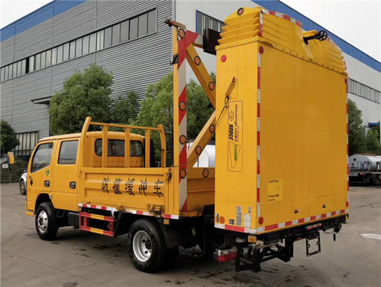 东风多利卡防撞缓冲车