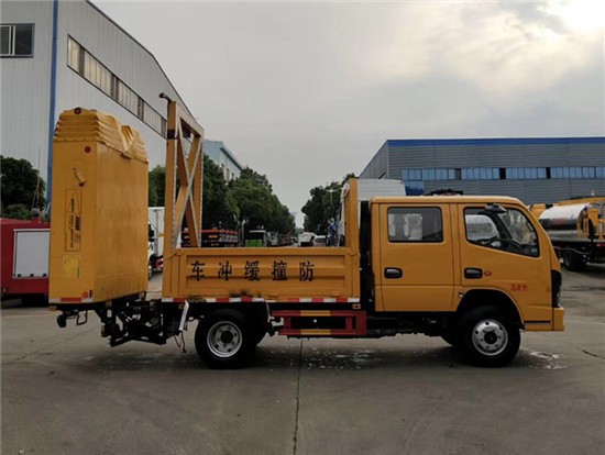 东风多利卡防撞缓冲车