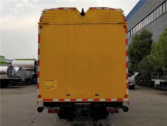 东风多利卡防撞缓冲车