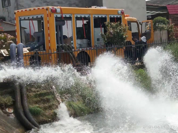 东风天锦排水车