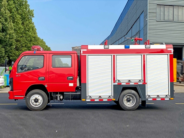 东风小多利卡水罐2.5T消防