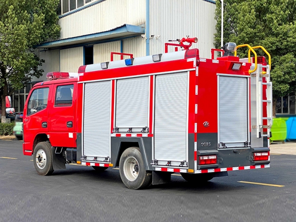 东风小多利卡水罐2.5T消防