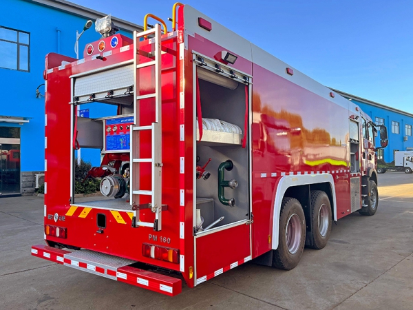 重汽豪沃12T水罐消防车