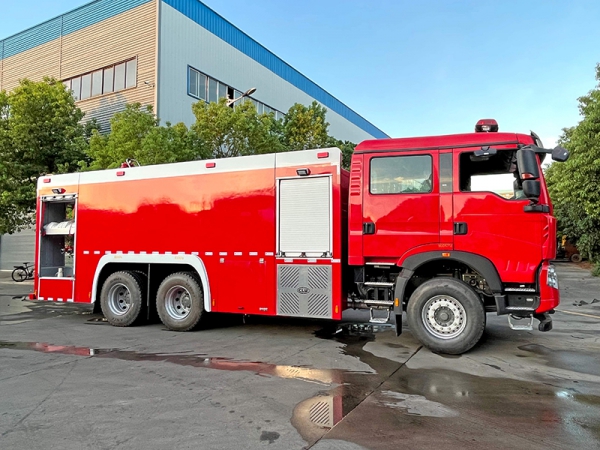 重汽豪沃12T水罐消防车