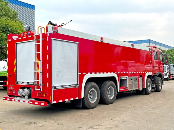 重汽豪沃15T泡沫消防车