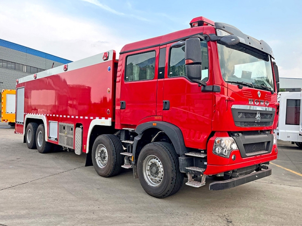 重汽豪沃15T泡沫消防车