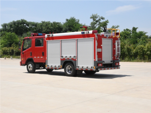 福田2.5吨水罐消防车