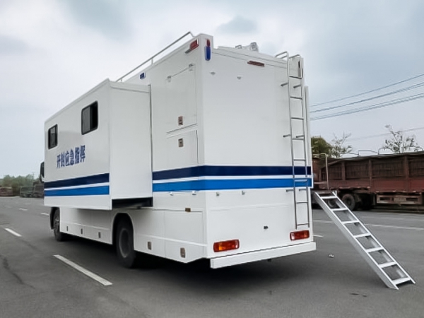 重汽豪沃通信指挥车