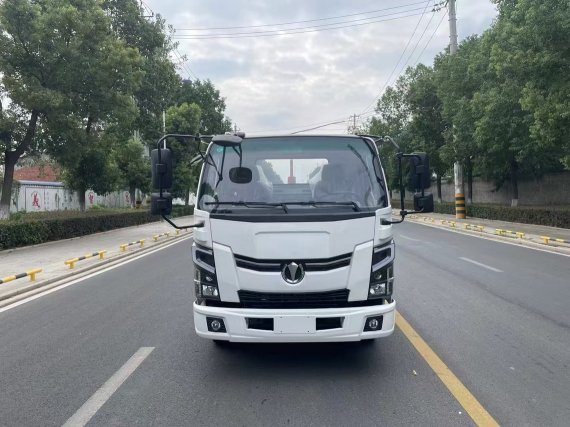 飞碟奥驰混动勾臂垃圾车